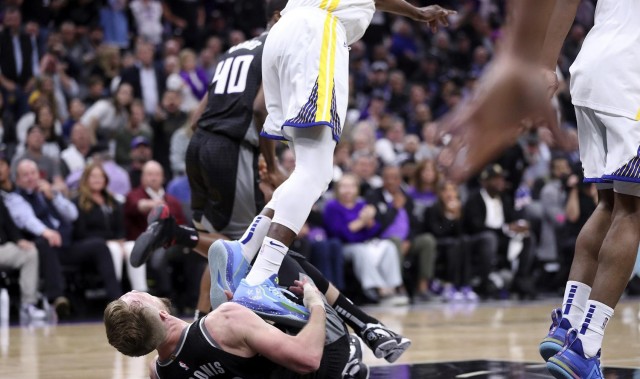 开云-为啥战争践踏小萨？追梦：他为啥锁我的脚踝？必须得报复回来