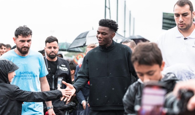 开云APP-回馈家乡，楚阿梅尼在波尔多揭幕了一座以自己名字命名的球场