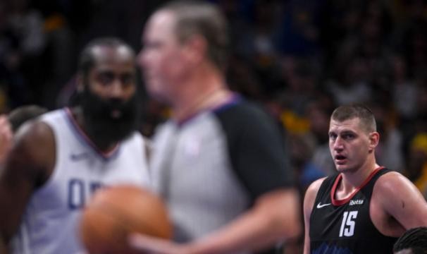 开云体育下载-哈登0胜5负追平韦少耻辱纪录！约基奇痛揍快艇五小