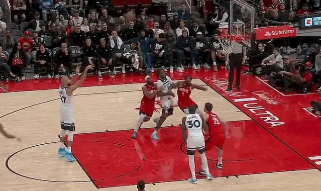 开云体育入口-戈贝尔造犯规两罚不中，目前个人罚球10中2