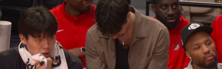 开云体育入口-很专注！杨瀚森坐在场边阿夫迪亚身旁认真观战 球队大比分领先