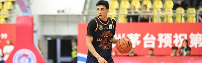 开云体育APP下载-博主分享于米提热身赛照片并配文：一组于米提帅照！