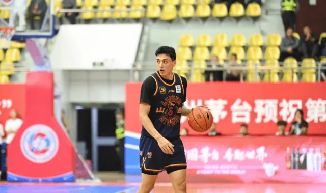 开云体育APP下载-博主分享于米提热身赛照片并配文：一组于米提帅照！