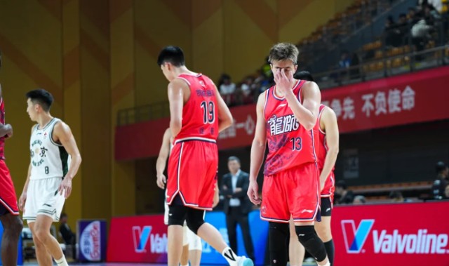 郭艾伦回归最大受益者！10中9砍24分14板，球迷：离开杜锋是对的