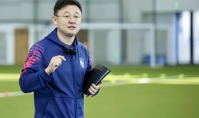 开云官网-意外！大连球迷都以为崔麒新赛季会走，结果英博离队公告却没他