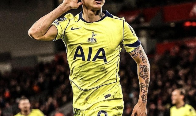 开云体育下载-足坛一夜动态：利物浦1-1热刺！曼联3-1维拉 巴萨5-2飞翼戴帽