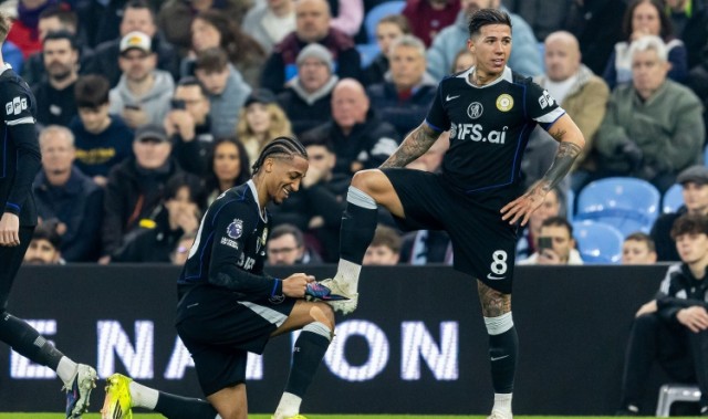 kaiyun-阿巴连线！恩佐助攻佩德罗破门后，佩德罗送上擦鞋庆祝