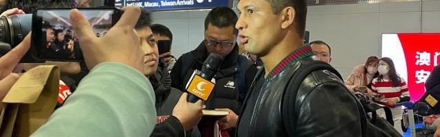 开云-艾克森抵达成都只差官宣 球迷接机齐喊“成都雄起”